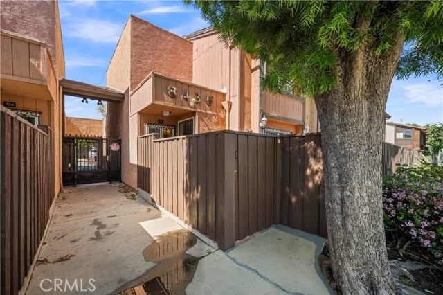 8435 Burnet 105, North Hills (los Angeles), CA 91343