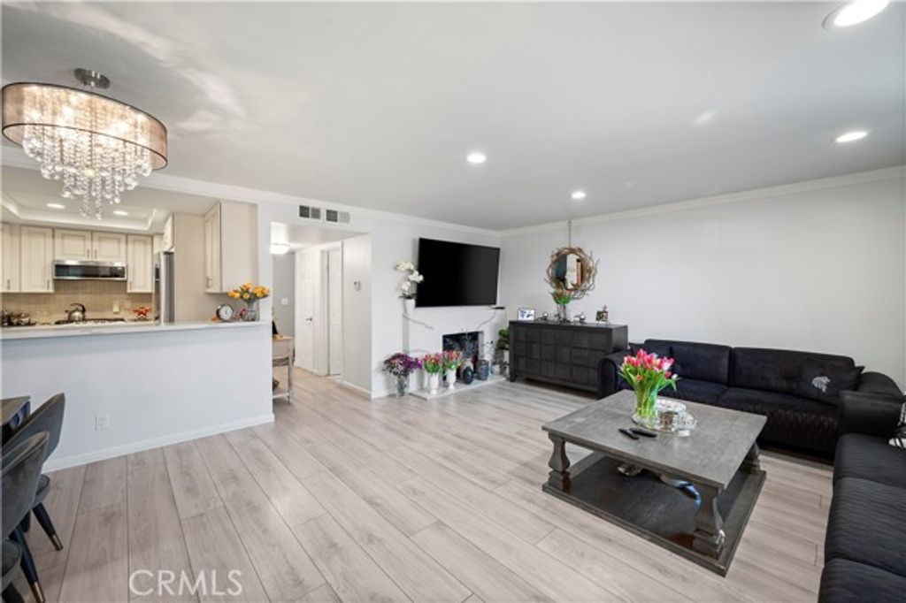 8435 Burnet 105, North Hills (los Angeles), CA 91343