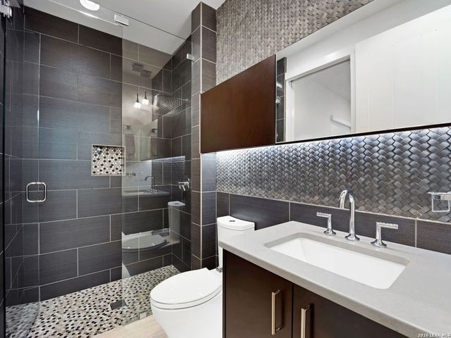 2 Via Aragon, San Antonio, TX 78257