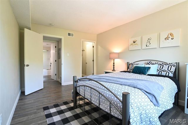 2745 Westphalia Court F, Oakville, MO 63129