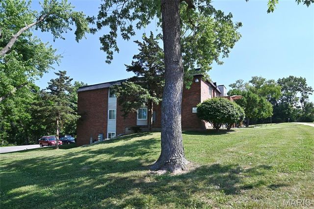 2745 Westphalia Court F, Oakville, MO 63129