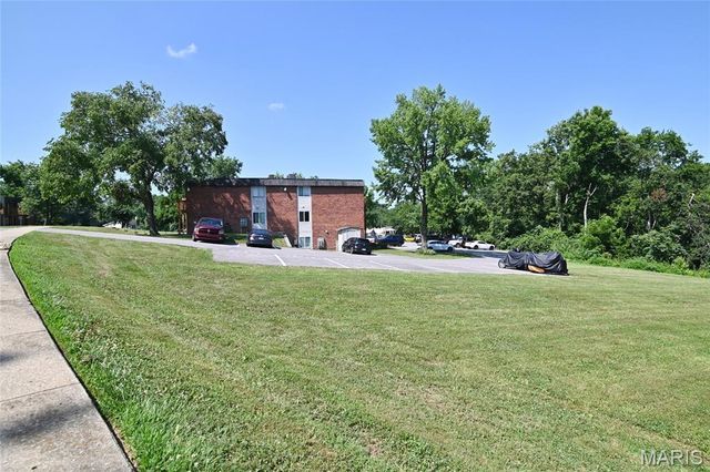 2745 Westphalia Court F, Oakville, MO 63129