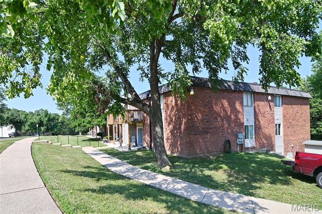 2745 Westphalia Court F, Oakville, MO 63129