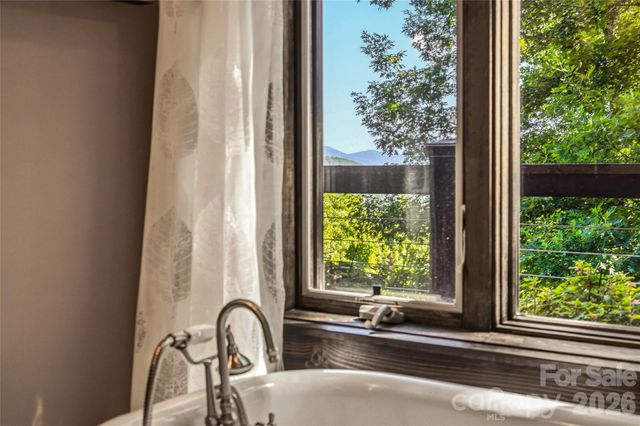 136 Merrills Ridge Road, Asheville, NC 28803