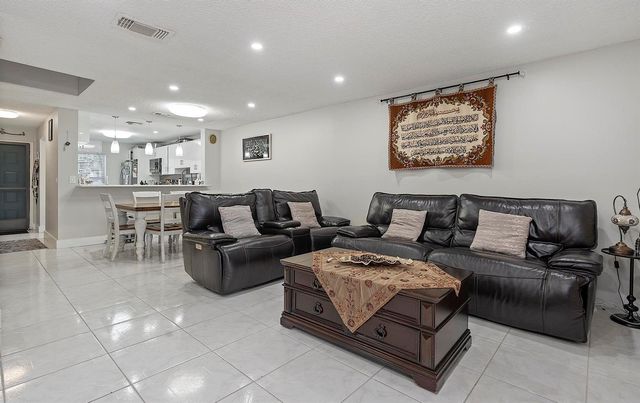 1177 NW 98th Terrace 132, Pembroke Pines, FL 33024
