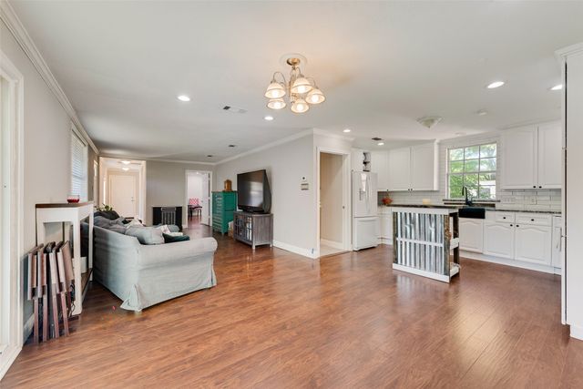 711 Broadway Avenue, Euless, TX 76040