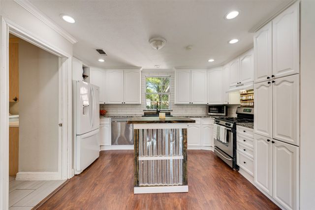 711 Broadway Avenue, Euless, TX 76040