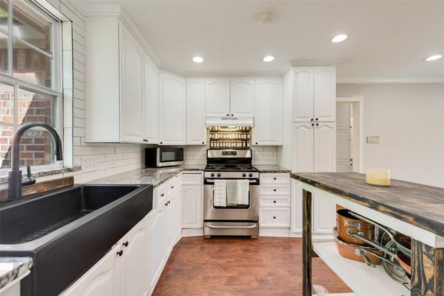711 Broadway Avenue, Euless, TX 76040