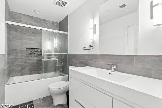 90 Canal St, Sayreville Boro, NJ 08872