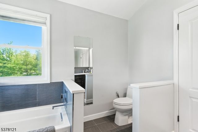 90 Canal St, Sayreville Boro, NJ 08872