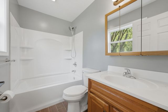 1903 Kings Drive, Bettendorf, IA 52722