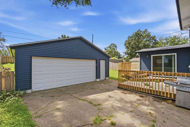 1903 Kings Drive, Bettendorf, IA 52722