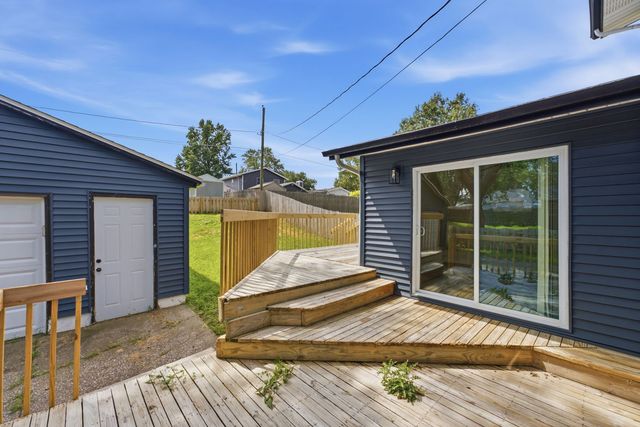 1903 Kings Drive, Bettendorf, IA 52722