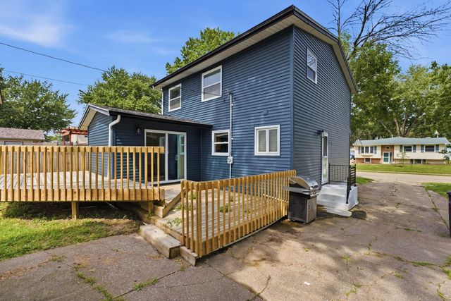 1903 Kings Drive, Bettendorf, IA 52722