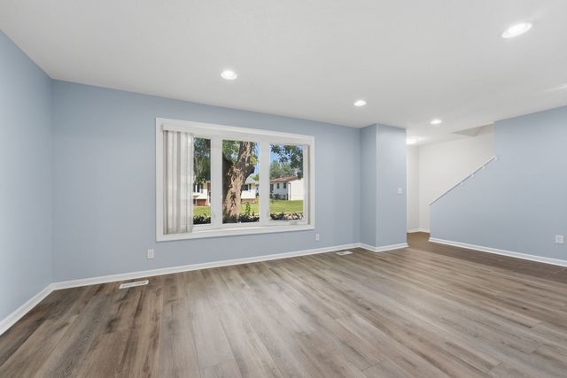 1903 Kings Drive, Bettendorf, IA 52722