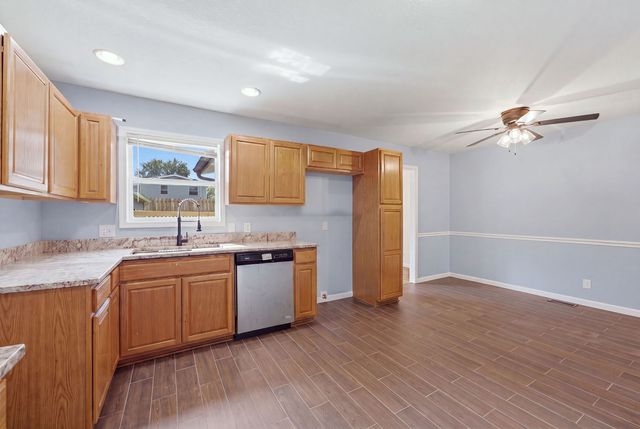 1903 Kings Drive, Bettendorf, IA 52722