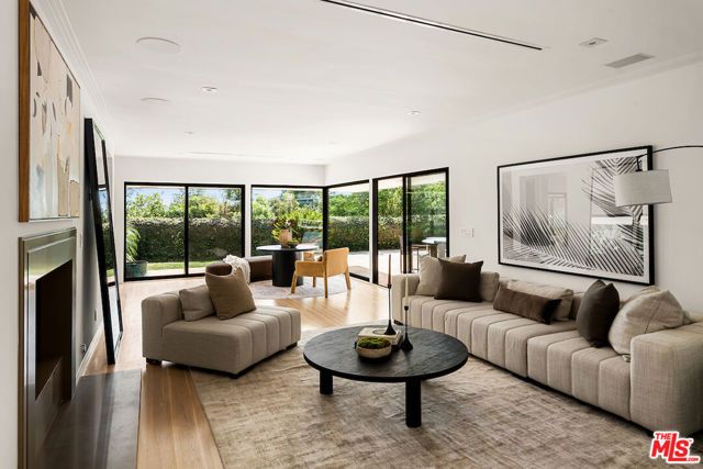 1011 N Hillcrest Road, Beverly Hills, CA 90210