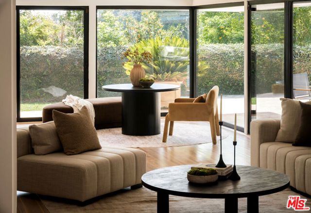 1011 N Hillcrest Road, Beverly Hills, CA 90210