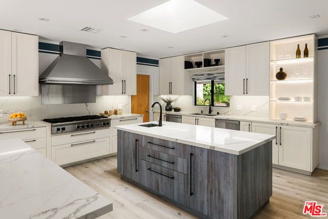 1011 N Hillcrest Road, Beverly Hills, CA 90210