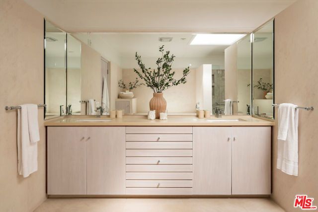 1011 N Hillcrest Road, Beverly Hills, CA 90210