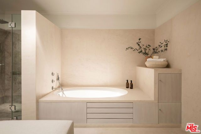 1011 N Hillcrest Road, Beverly Hills, CA 90210