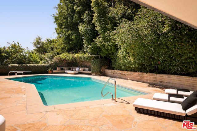 1011 N Hillcrest Road, Beverly Hills, CA 90210