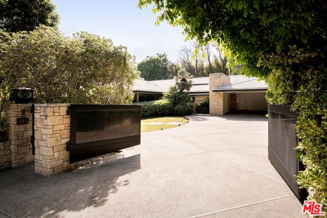 1011 N Hillcrest Road, Beverly Hills, CA 90210