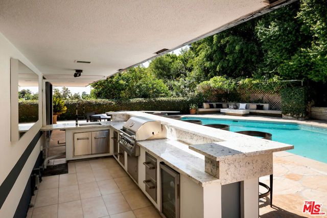 1011 N Hillcrest Road, Beverly Hills, CA 90210