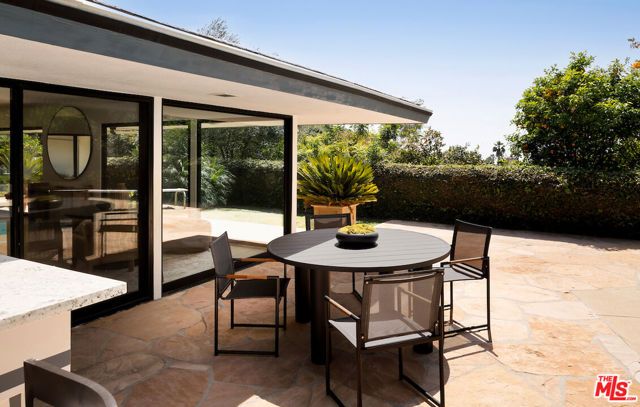 1011 N Hillcrest Road, Beverly Hills, CA 90210