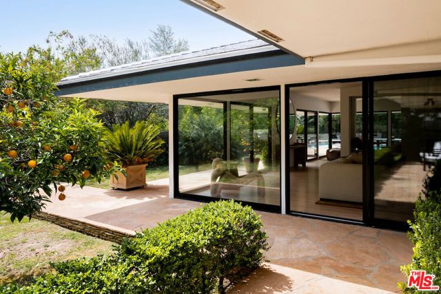 1011 N Hillcrest Road, Beverly Hills, CA 90210