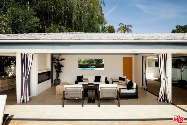 1011 N Hillcrest Road, Beverly Hills, CA 90210