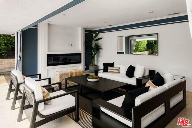 1011 N Hillcrest Road, Beverly Hills, CA 90210