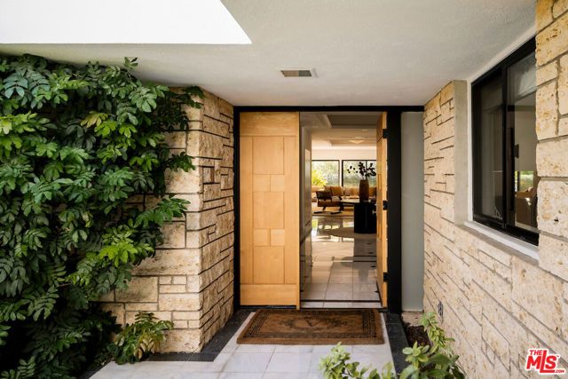 1011 N Hillcrest Road, Beverly Hills, CA 90210