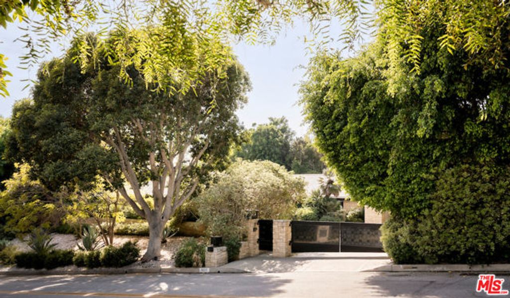 1011 N Hillcrest Road, Beverly Hills, CA 90210