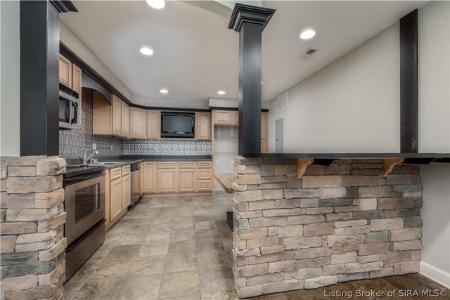 12008 Eagle Knoll Drive, Sellersburg, IN 47172