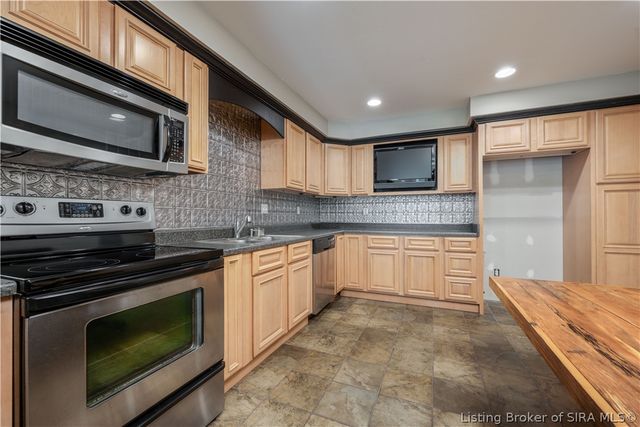 12008 Eagle Knoll Drive, Sellersburg, IN 47172