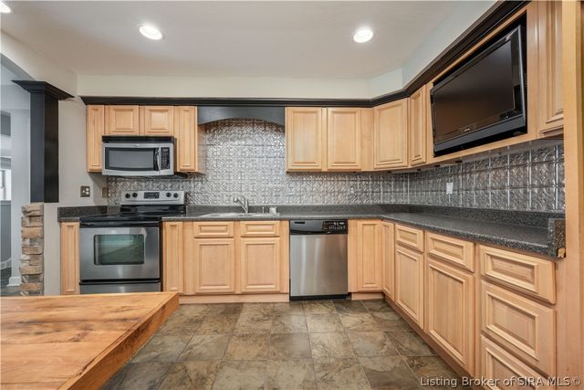 12008 Eagle Knoll Drive, Sellersburg, IN 47172