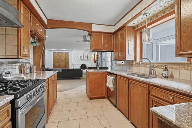 2047 N Westridge Dr, Wichita, KS 67203