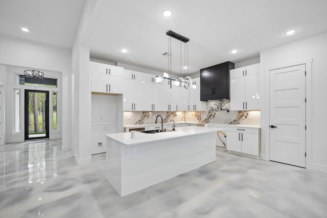 2405 W Green Briar Drive, Huntsville, TX 77340