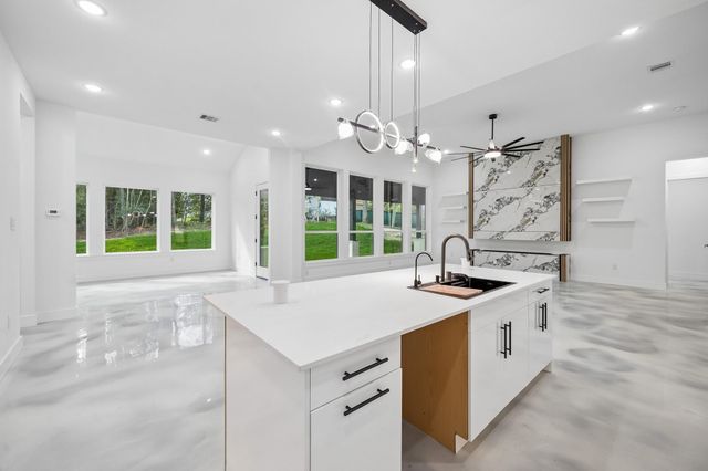 2405 W Green Briar Drive, Huntsville, TX 77340