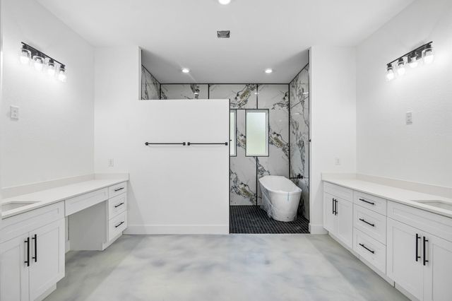 2405 W Green Briar Drive, Huntsville, TX 77340