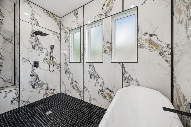 2405 W Green Briar Drive, Huntsville, TX 77340