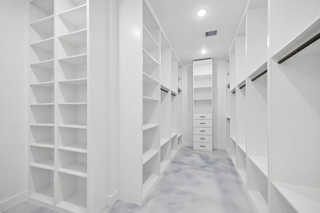 2405 W Green Briar Drive, Huntsville, TX 77340