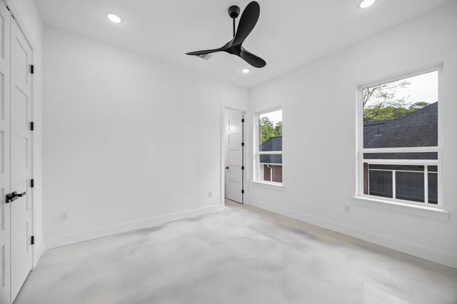 2405 W Green Briar Drive, Huntsville, TX 77340