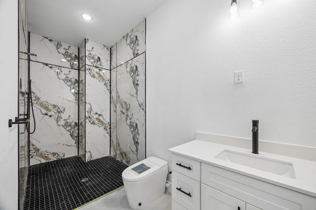 2405 W Green Briar Drive, Huntsville, TX 77340