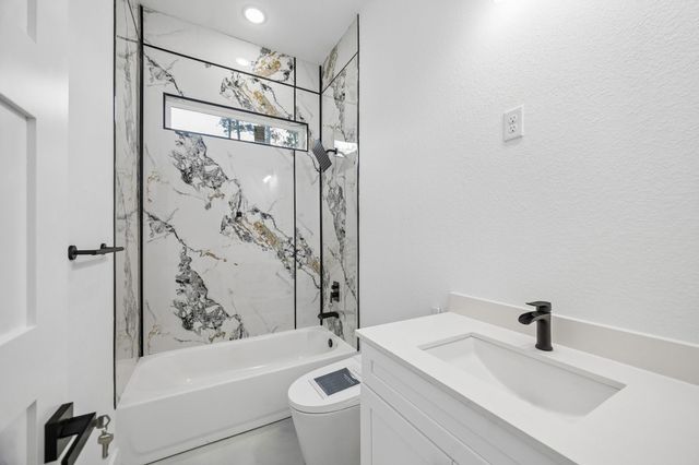 2405 W Green Briar Drive, Huntsville, TX 77340