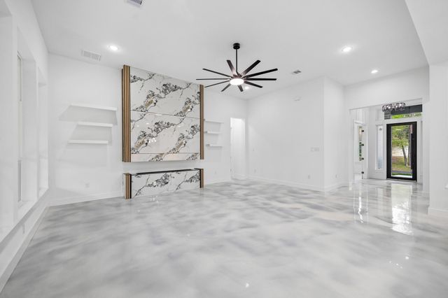 2405 W Green Briar Drive, Huntsville, TX 77340