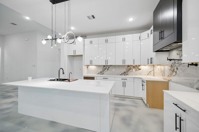 2405 W Green Briar Drive, Huntsville, TX 77340