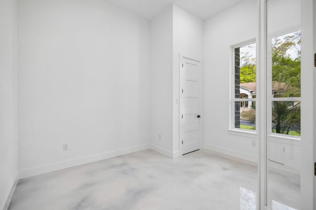 2405 W Green Briar Drive, Huntsville, TX 77340