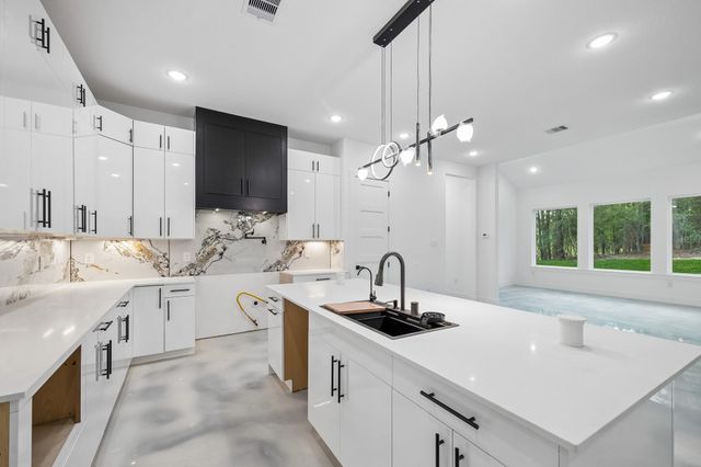 2405 W Green Briar Drive, Huntsville, TX 77340